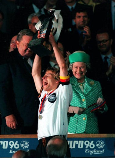 Kohlers langjähriger Weggefährte Jürgen Klinsmann führte die Nationalelf 1996 zum EM-Titel und bekam den Pokal von Queen Elizabeth höchstpersönlich verliehen. Insgesamt bestritt er 105 Länderspiele. Heute arbeitet er nach einer recht erfolglosen Zeit als Trainer des FC Bayern als Coach der US-Nationalmannschaft.