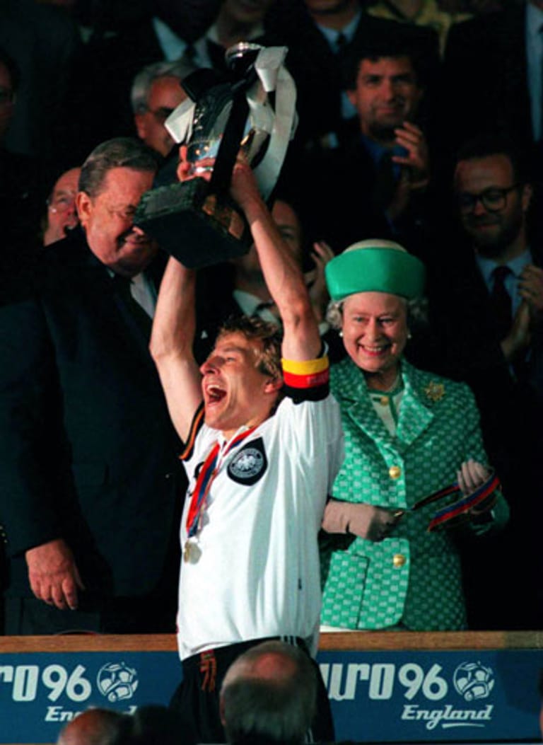 Kohlers langjähriger Weggefährte Jürgen Klinsmann führte die Nationalelf 1996 zum EM-Titel und bekam den Pokal von Queen Elizabeth höchstpersönlich verliehen. Insgesamt bestritt er 105 Länderspiele. Heute arbeitet er nach einer recht erfolglosen Zeit als Trainer des FC Bayern als Coach der US-Nationalmannschaft.