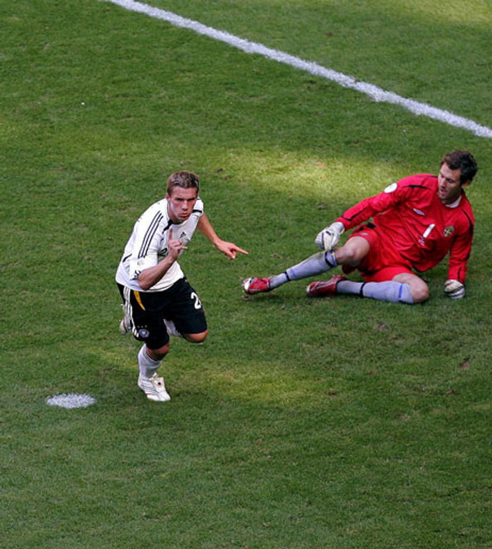 Auf Platz drei der Nationalspieler mit den meisten Länderspielen landet der Kölsche Jung Lukas Podolski. Der heutige Gunner debütierte bereits Ende 2004 für die DFB-Elf. Knapp zehn Jahre später bringt er es auf erstaunliche 116 Einsätze.
