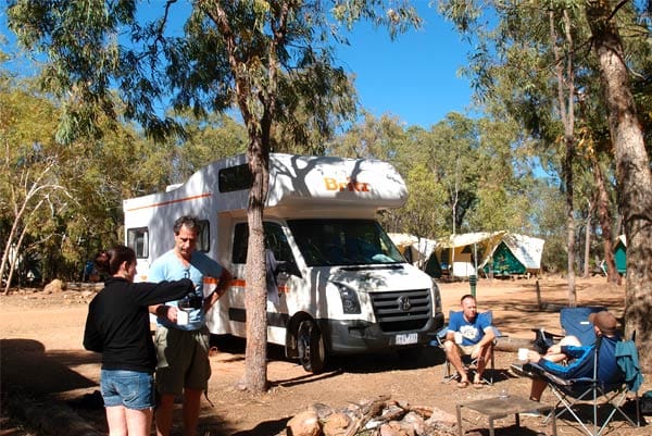 Camping auf dem Outback Camp Ground im Undara Nationalpark in Australien.
