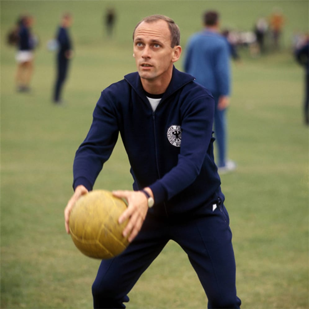 Nach einer eher mäßig erfolgreichen Spielerkarriere in Ober- und Regionalliga startet Udo Lattek 1965 seine Trainerlaufbahn. Der erfolgreichen Ausbildung zum Fußball-Lehrer folgt sein erster Job als DFB-Jugendnationaltrainer.
