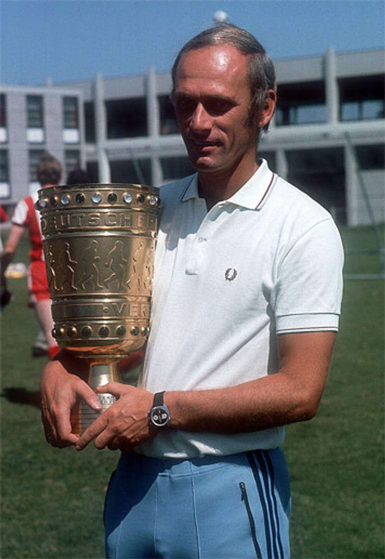 Am 19. Juni 1971 ist es endlich soweit: Lattek holt mit seinen Bayern durch den Sieg im DFB-Pokalfinale gegen den 1. FC Köln die erste Trophäe. Es ist der Beginn einer wahren Titelflut.