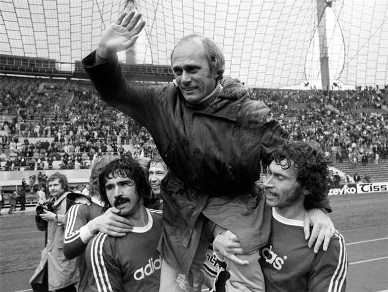 Lattek hatte meist ein sehr gutes Verhältnis zu seinen Spielern. In der Öffentlichkeit spannte er vor Kritikern immer einen riesigen Schutzschirm über seine Mannschaft. Seine Spieler, Paul Breitner (re.) und Gerd Müller (li.), danken es ihm. Hier feiern sie den Gewinn der Deutschen Meisterschaft 1974.