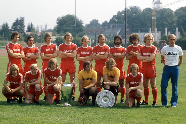 In der Saison 1973/74 gelingt dem FC Bayern München unter Udo Lattek (re.) das Double aus Deutscher Meisterschaft und Europapokal der Landesmeister (heute Champions League).