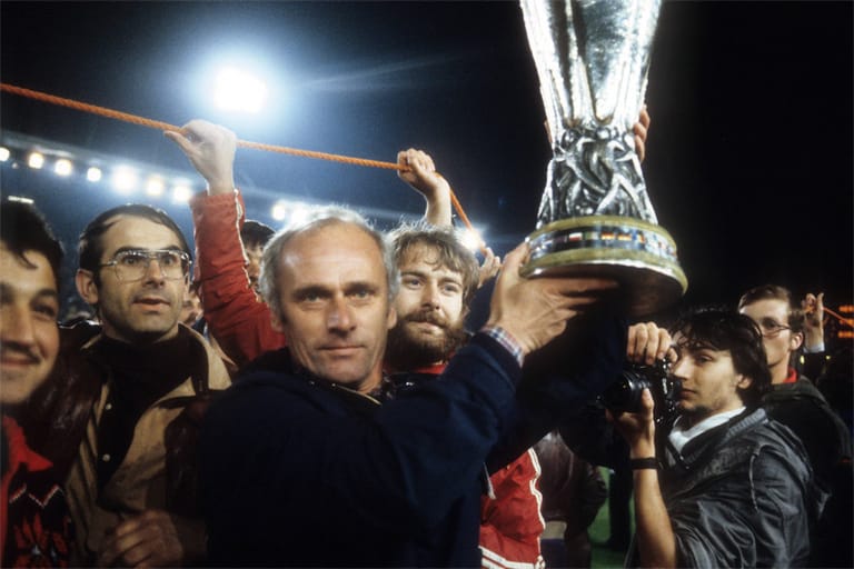 Zur Saison 1975/76 wechselt Lattek zum Ligarivalen Borussia Mönchengladbach. Neben der Deutschen Meisterschaft 1976 und 1977 wird er mit den Fohlen 1979 UEFA-Pokal-Sieger.