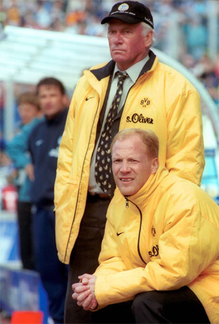 In einem fünfwöchigen Kurzeinsatz rettet Lattek (hinten) im Jahr 2000 gemeinsam mit Matthias Sammer die in die Bredouille geratenen Dortmunder vor dem Abstieg.