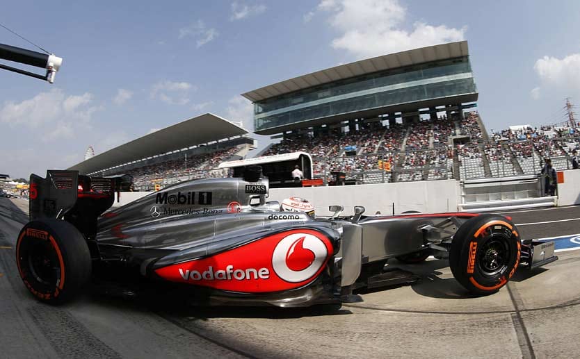 McLaren: Jenson Button hat seinen Vertrag im britischen Team angeblich um ein Jahr verlängert. Offen ist noch, ob Sergio Perez bleiben darf.