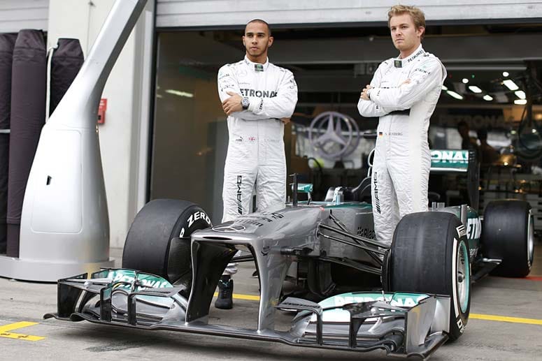 Mercedes: Beim Traditionsteam aus dem Schwabenland bleibt alles beim Alten. Lewis Hamilton (links) und Nico Rosberg werden auch in der kommenden Saison die beiden Silberpfeile steuern.
