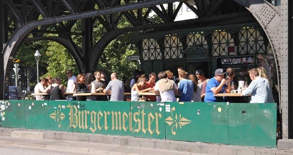 Am beliebtesten sind natürlich die Insidertipps, wie der Szene-Umbiss: Burgermeister in Kreuzberg. Hier werden seit 2006 hausgemachte Rindfleischburger angeboten.