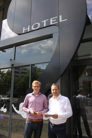 Entwickler Karsten Nölling und Christoph Nuppenau, Direktor des Dreisterne-Design-Hotel "Ku'damm 101" am Kurfürstendamm sind beide begeistert von "George".