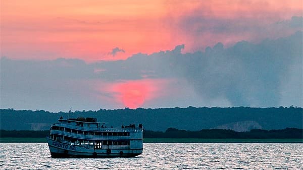 Dampfer auf dem Amazonas, Brasilien.