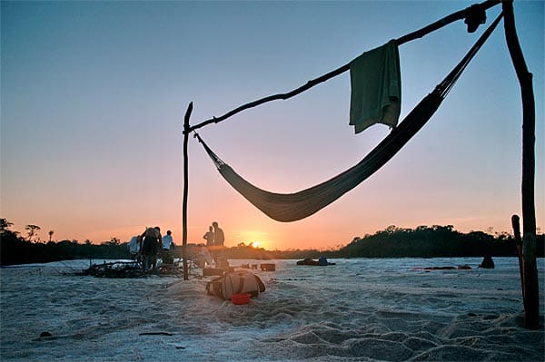 Trekking-Tour am Amazonas: Lagerleben am Abend.