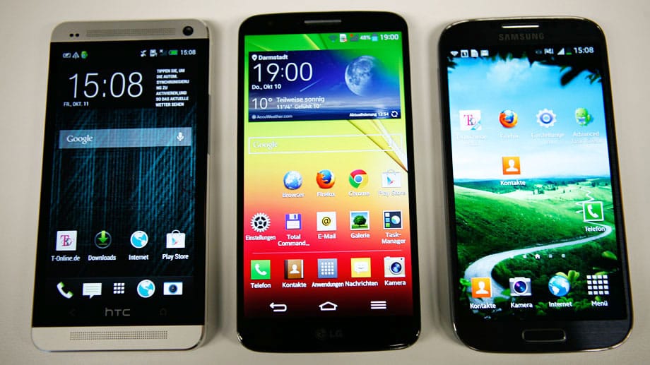 Das LG G2 im Größenvergleich mit dem HTC One und dem Samsung Galaxy S4