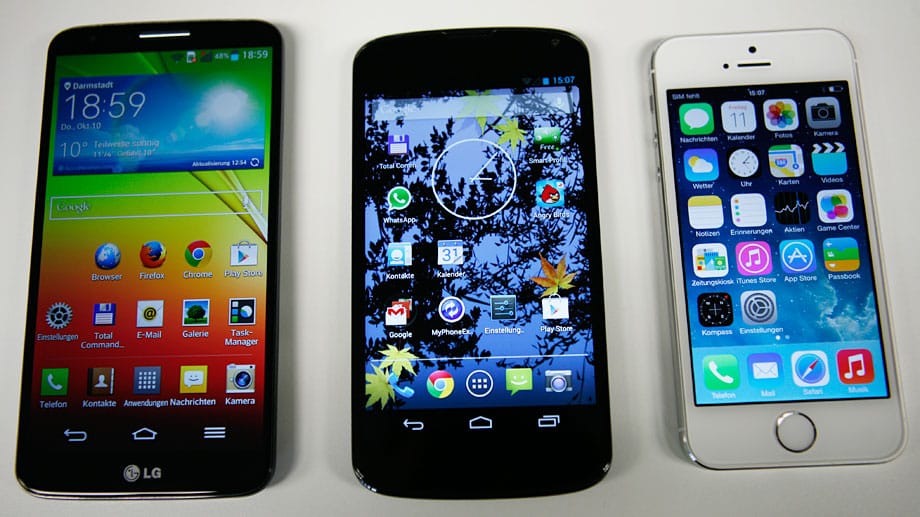 Im Vergleich zum Google Nexus 4 (M.) und dem iPhone 5s ist der Größenunterschied dann deutlicher zu sehen.
