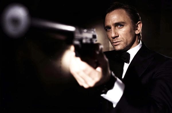 Craig ist ein Anti-Held, dem der Star-Rummel nicht ganz geheuer ist. Und ein Couch-Potato, der lieber zuhause vor dem Fernseher liegt. Seine eigentliche Karriere von Daniel Craig began erst mit "Casino Royale" – alles andere war nur eine Ouverture.