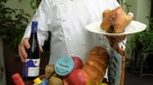 Jean-Claude Bourgueil ist hier für die allerhöchste Produktqualität im Restaurant verantwortlich. Das gilt für das Olivenöl ebenso wie für Fisch, Meeresfrüchte und Fleisch. Klassiker werden immer wieder kreativ und durchaus modern zubereitet, so die Testesser vom Gourmet-Magazin "Der Feinschmecker".