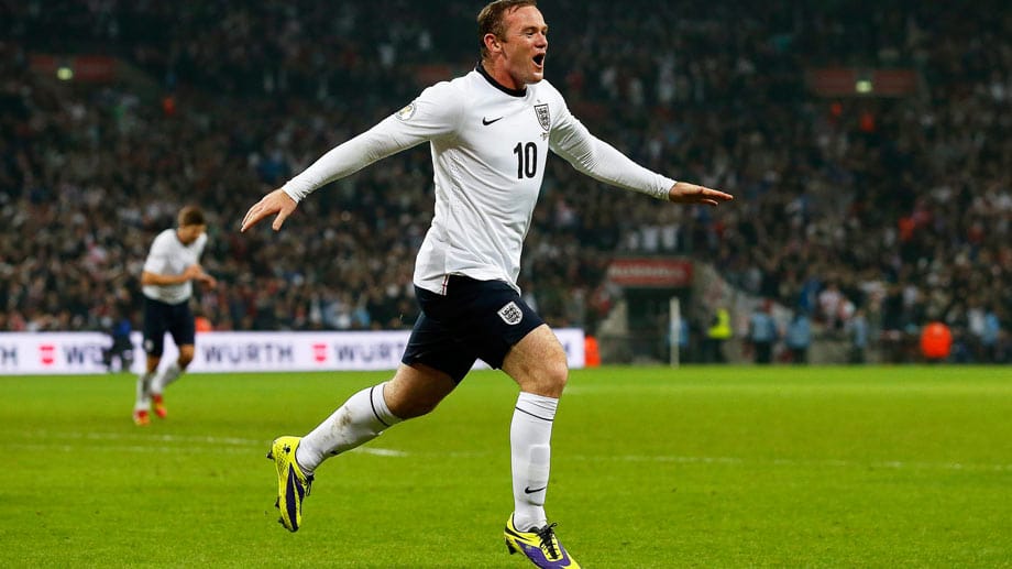 Nach langem Zittern jubeln auch die Three Lions um Wayne Rooney. Der Superstar sorgt für die wichtige 1:0-Führung gegen Polen, kurz vor Ende besorgt Steven Gerrard die Entscheidung für die Engländer, die damit zum 14. Mal bei einer WM-Endrunde dabei sind.