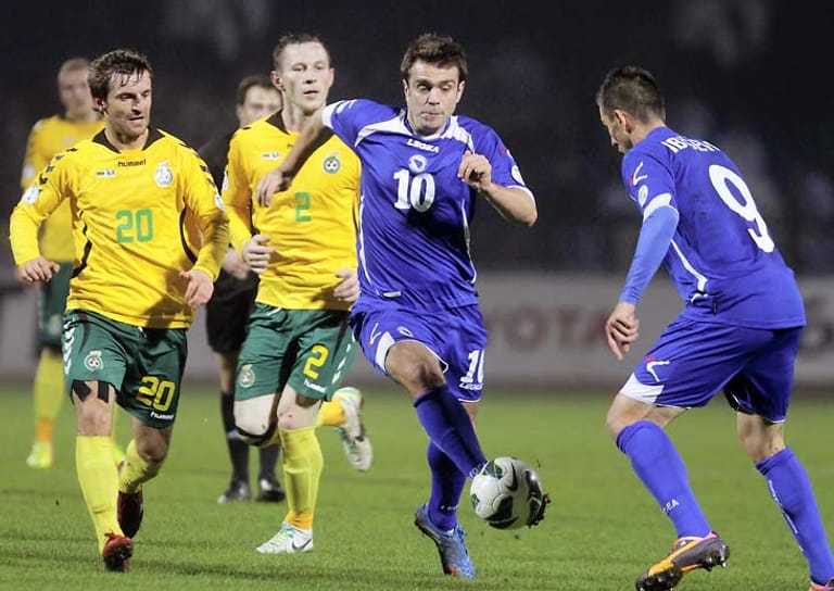 Premiere für Bosnien-Herzegowina! Der Balkanstaat qualifiziert sich erstmals für eine WM-Endrunde. Das entscheidende Tor beim 1:0-Erfolg in Litauen erzielt Vedad Ibisevic vom VfB Stuttgart.