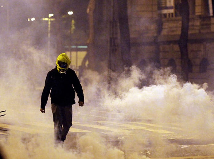 Atemnot: Ein Randalierer in Rio de Janeiro schützt sich gegen das Tränengas mit einer Sauerstoffmaske.