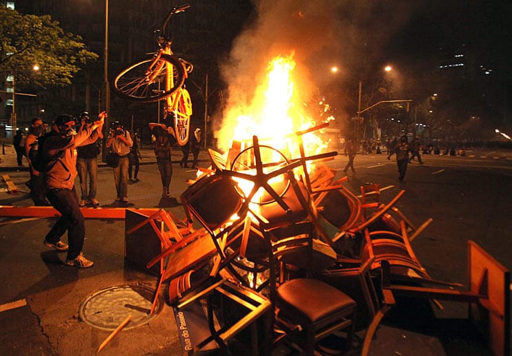 Brandherd: Die Demonstranten blockierten die Straßen mit brennenden Stühlen und warfen auch Fahrräder ins Feuer.