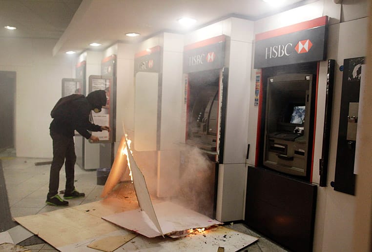 Banken als Ziel: Ein Randalierer setzt in Rio de Janeiro Geldautomaten in Brand.