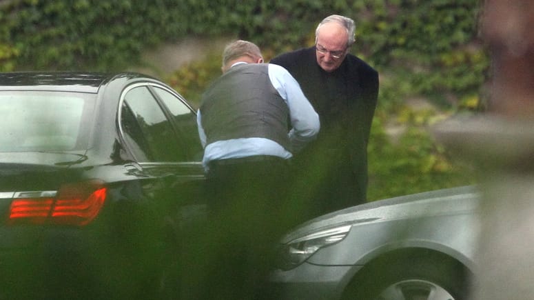 Köln: Erzbischof Kardinal Joachim Meisner hat seit vier Jahren einen 7er BMW. Bei Neuanschaffungen für den Wagenpark des Bistums werden nach Angaben eines Sprechers Umweltaspekte berücksichtigt. Manche Wagen werden geleast, aber es gibt auch weiterhin Neuanschaffungen.