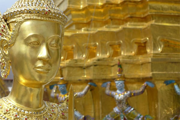 Der Grand Palace in Bangkok, Residenz der Könige von Siam, blendet das Auge mit Edelmetall und kostbaren Steinen. Der legendäre Emerald Buddha, ganz aus Jade, besitzt sogar gleich drei verschiedene Roben aus purem Gold, besetzt mit Rubinen und blauen Saphiren. Je nach Jahreszeit wird er passend umgekleidet. Der Grand Palace in Bangkok, Residenz der Könige von Siam, blendet das Auge mit Edelmetall und kostbaren Steinen. Der legendäre Emerald Buddha, ganz aus Jade, besitzt sogar gleich drei verschiedene Roben aus purem Gold, besetzt mit Rubinen und blauen Saphiren. Je nach Jahreszeit wird er passend umgekleidet.