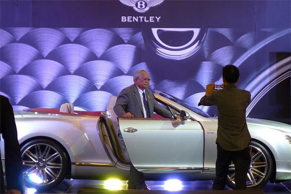 und grau melierte Herren testen Bentleys. und grau melierte Herren testen Bentleys.