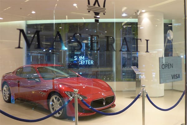 Eine ganze Etage ist dort für Luxuskarossen reserviert. Da stehen Rolls-Royces und Maseratis im Schaufenster... Eine ganze Etage ist dort für Luxuskarossen reserviert. Da stehen Rolls-Royces und Maseratis im Schaufenster...