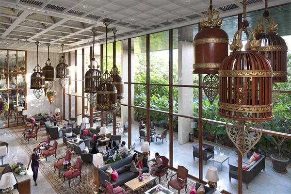 Wer es sich leisten kann und etwas auf sich hält bucht sich bei einer Bangkok-Reise im Mandarin Oriental ein. Schon die Lobby des Hotels lässt vermuten, wie luxuriös die Zimmer sind. Wer es sich leisten kann und etwas auf sich hält bucht sich bei einer Bangkok-Reise im Mandarin Oriental ein. Schon die Lobby des Hotels lässt vermuten, wie luxuriös die Zimmer sind.