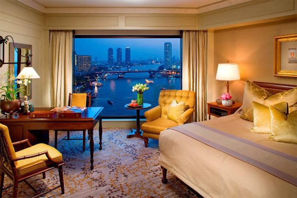 Das Fünfsternehaus liegt an der Oriental Avenue direkt am Chao Phraya und ist mit öffentlichen oder dem hoteleigenen Boot erreichbar. Ein Doppelzimmer kostet pro Nacht ohne Frühstück ab 332 Euro. Das Fünfsternehaus liegt an der Oriental Avenue direkt am Chao Phraya und ist mit öffentlichen oder dem hoteleigenen Boot erreichbar. Ein Doppelzimmer kostet pro Nacht ohne Frühstück ab 332 Euro.