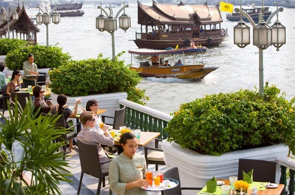 Auf der Terrasse des Hotels können Sie nicht nur leckere Getränke genießen, sondern auch die Aussicht auf das Treiben im Wasser. Auf der Terrasse des Hotels können Sie nicht nur leckere Getränke genießen, sondern auch die Aussicht auf das Treiben im Wasser.