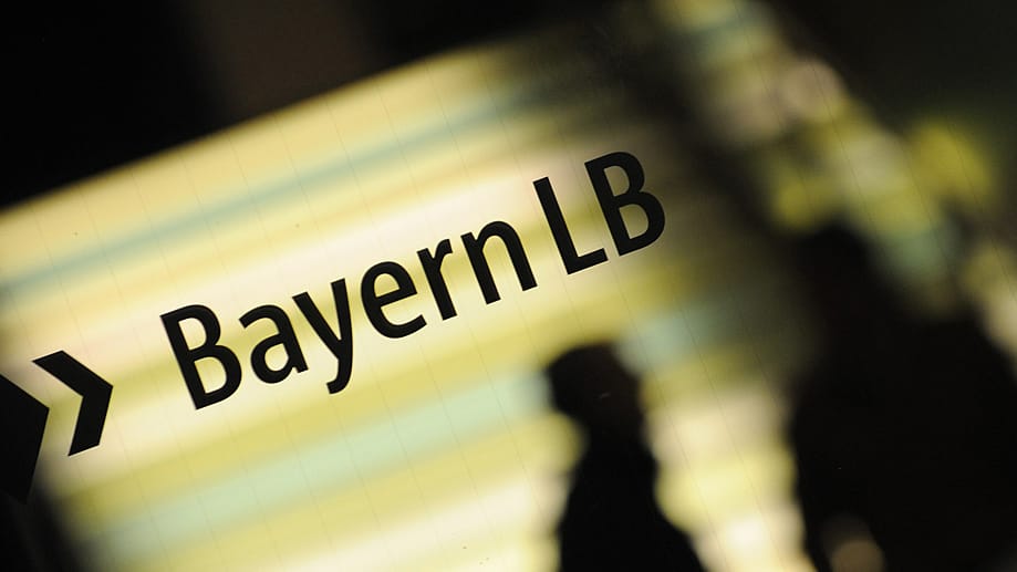 Bayern LB: Im Jahr 2008 muss der Freistaat Bayern seine Landesbank mit Hilfe von 10 Milliarden Euro retten. Beim Verkauf des Tochterunternehmens Hypo Group Alpe Adria aus Österreich macht das Land weitere 3,7 Milliarden Euro Verlust. Auf noch offen Schulden der HGAA gegenüber der BayernLB in Höhe von 2,3 Milliarden Euro könnte Bayern jetzt auch noch sitzen bleiben. Die Höhe des möglichen Schadens beläuft sich inklusive der jährlichen Zinsen von 340 Millionen Euro auf insgesamt etwa 17 Milliarden Euro.