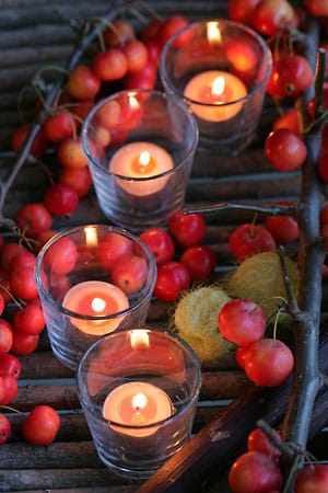 Kerzen und Zieräpfel