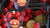 Kerzen und Zieräpfel