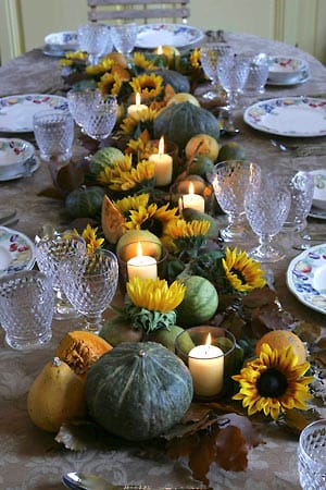 Kerzen und Sonnenblumen als Tischdeko