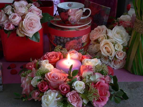Kerze im Blumenkranz aus Rosen