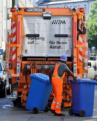 Abfallwirtschaftsbetrieb München: Der AWM startete dieses Jahr eine Werbekampagne zur Abfallvermeidung und Abfalltrennung mit einem Budget von 2,7 Millionen Euro. Zum Vergleich: In den letzten Jahren lag das Budget bei rund 400.000 Euro. Der AWM erzielt zwei Drittel seines Erlöses durch die Entsorgung von Hausmüll und Gewerberestmüll. Zweifelhaft ob das verbleibende Drittel mit Biomüll, Sperrmüll und Verkauf von Blumenerden den aufgeblasenen Werbe-Etat rechtfertigt. Kosten: 2,3 Millionen Euro.