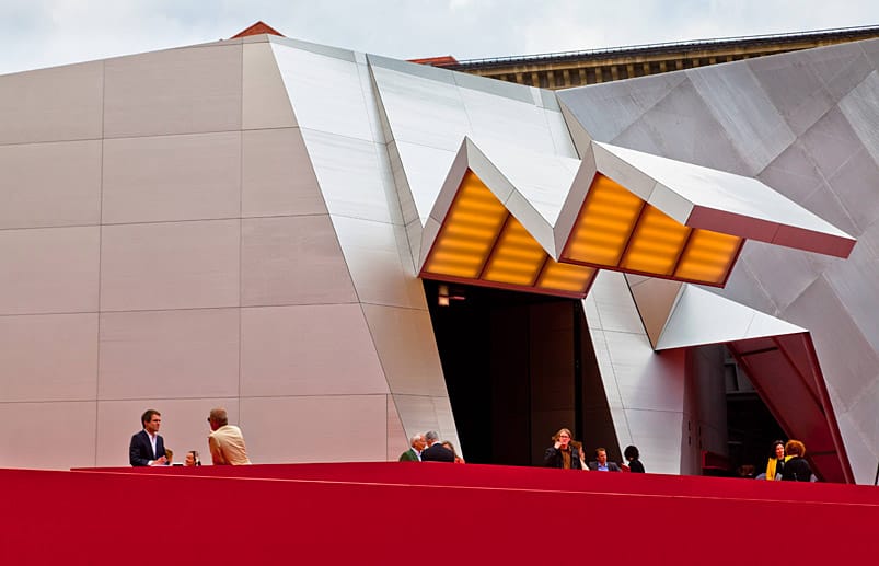 Pavillon 21: Für die Münchner Opernfestspiele 2010 und 2011 wurde auf dem Marstallplatz der Pavillon 21 MINI Opera Space als zusätzlicher Theaterraum der Bayerischen Staatsoper errichtet.