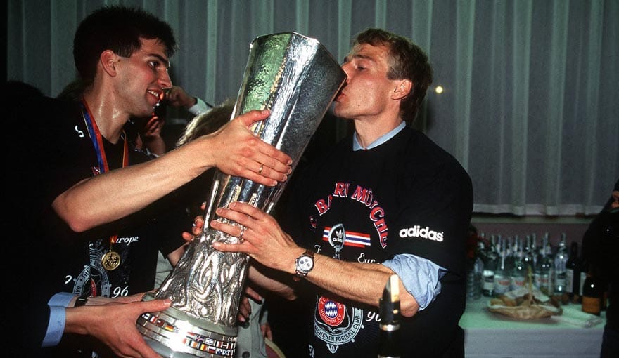 ... am Ende steht nach den beiden Finalsiegen (2:0 und 3:1) gegen Girondins Bordeaux der erste UEFA-Pokal-Titel der Vereinsgeschichte zu Buche. Als damaliger Rekord-Torschütze des Wettbewerbs darf sich Jürgen Klinsmann einen ordentlichen Schluck aus dem Pott genehmigen. Kein einfaches Vorhaben, wie man sieht.
