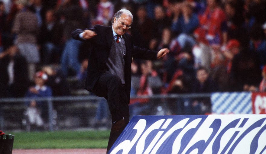 Auch zwei Jahre später muss der Kaiser übernehmen. Otto Rehhagel scheitert am Münchner Star-Ensemble und den Erwartungen der Klubführung. Letztlich bleibt es Franz Beckenbauer vorbehalten, die Saison 1995/1996 zu vollenden. Gerade in der Bundesliga sorgen die Auftritte seines Teams zeitweise für dunkle Wolken bei der Lichtgestalt, aber...