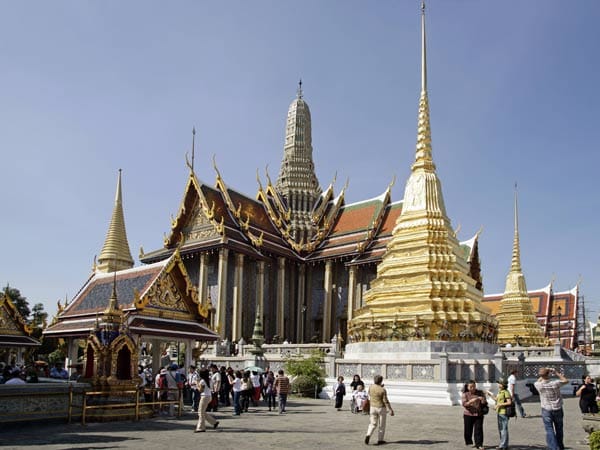 Gold flankiert auch den Eingang des Phra Ubosot, die Kapelle des Smaragd-Buddha. Gold flankiert auch den Eingang des Phra Ubosot, die Kapelle des Smaragd-Buddha.