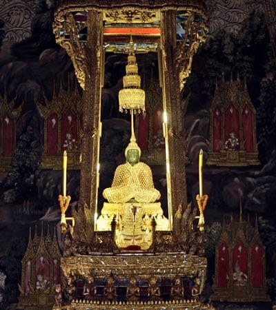 Der Smaragd-Buddha ist das National-Heiligtums Thailands. Die 66 Zentimeter hohe Statue ist nicht aus Smaragd, wie der Name vermuten lässt, sondern aus Jade. Der Smaragd-Buddha ist das National-Heiligtums Thailands. Die 66 Zentimeter hohe Statue ist nicht aus Smaragd, wie der Name vermuten lässt, sondern aus Jade.