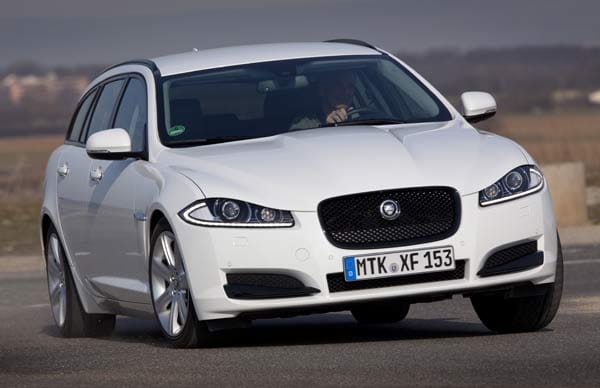 Wie viele andere Hersteller auch, vermeidet Jaguar den Begriff „Kombi“ und nennt seinen Edel-Laster stattdessen lieber "Sportbrake". Passend zum Namen verleihen die schmalen Scheinwerfer samt LED-Tagfahrlicht der Front eine gewisse Aggressivität.