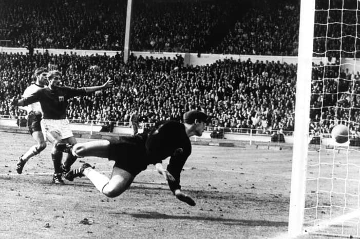 Das vermeintliche 3:2 des Engländers Geoff Hurst im Endspiel der Weltmeisterschaft 1966 gegen Deutschland ist ein Mythos der Fußball-Geschichte: bekannt als Wembley-Tor. Bis heute ist ungeklärt, ob der Ball nach dem Schuss von Geoff Hurst an die Unterkante der Latte mit vollem Durchmesser hinter der Torlinie aufsprang. Der sowjetische Linienrichter Tofik Bachramow hat den Ball hinter der Linie gesehen.