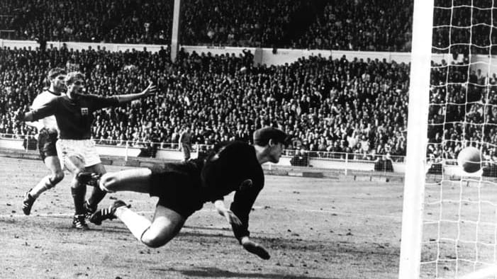 Das vermeintliche 3:2 des Engländers Geoff Hurst im Endspiel der Weltmeisterschaft 1966 gegen Deutschland ist ein Mythos der Fußball-Geschichte: bekannt als Wembley-Tor. Bis heute ist ungeklärt, ob der Ball nach dem Schuss von Geoff Hurst an die Unterkante der Latte mit vollem Durchmesser hinter der Torlinie aufsprang. Der sowjetische Linienrichter Tofik Bachramow hat den Ball hinter der Linie gesehen.