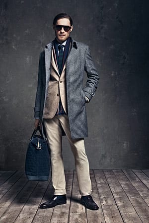 Sommerliche Farben wie ein frisches Beige finden dank wollig weicher Materialien auch im Winter Einzug. Der Tweed-Anzug (von Tommy Hilfiger Tailored um 450 Euro) vertreibt auch das trübste Wetter.