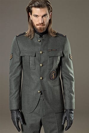 Für das gewisse Etwas sorgen Military-Details bei dem khakifarbenen Sakko (von Baldessarini um 500 Euro). Der Alleskönner lässt sich ebenso gut zur feinen Anzughose wie zur lässigen Jeans kombinieren.