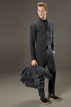 Für modische Vielfalt sorgen neue Kombinationen (von Baldessarini um 230 Euro) aus Weste und Anzughose. Aufgesetzte Taschen und Bügelfalten verleihen grobem Tweed den eleganten Look der 40er.
