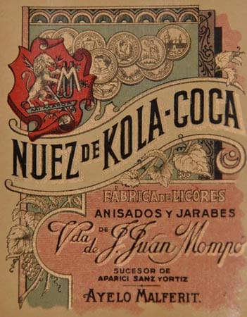 Schon bald reiste Aparici, der für den Vertrieb zuständig war, auf Messen nach Rom, Paris, London und Chicago. Als er 1885 nach Philadelphia fuhr, hatte er auch einige Flaschen eines neuen Getränks namens Kola-Coca im Gepäck, das die drei damals aus koffeinhaltigen Kola-Nüssen und den Blättern des Coca-Strauchs aus Peru herstellten.